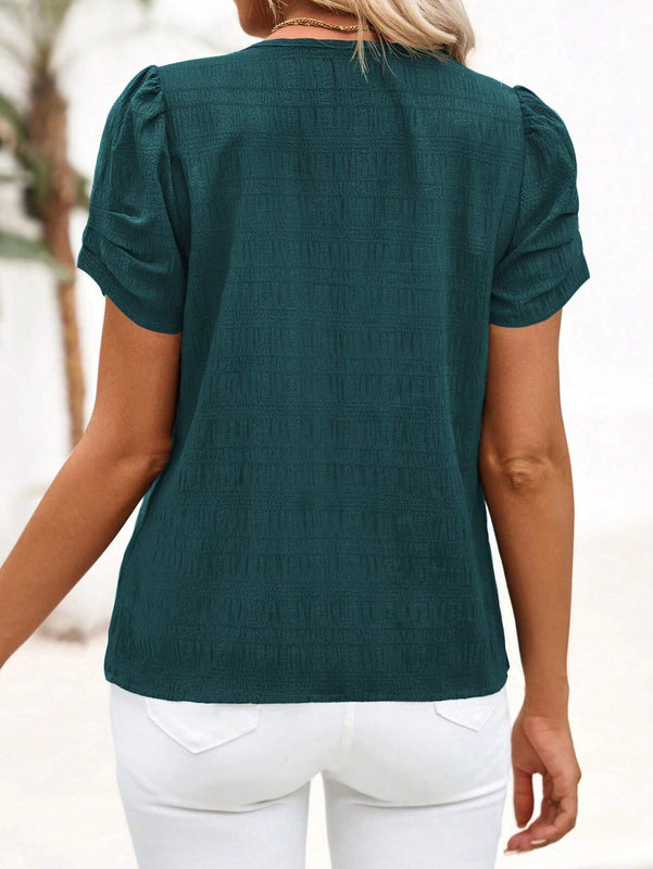 Camisa de verano para mujer con cuello en V pequeno y pliegues en las mangas, con punos de manga corta