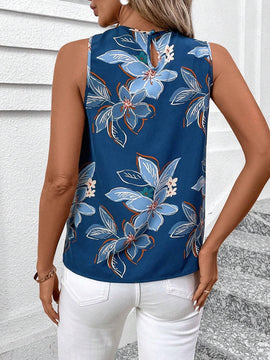 Blusa de mujer sin mangas con estampado floral azul y pliegues en la parte delantera