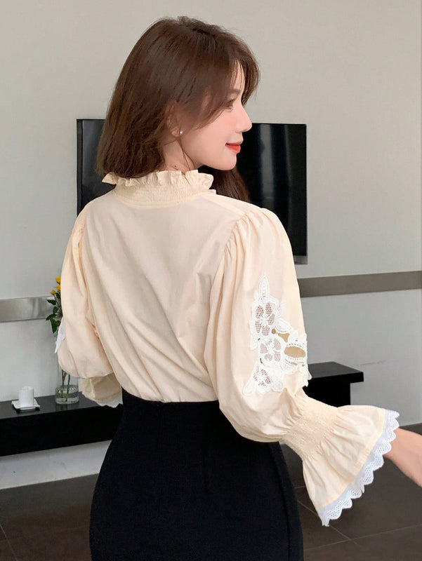 DAZY Camisa de mujer contrastante con encaje y bordado floral con manga 3/4