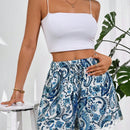 Essnce Pantalones cortos tejidos casuales para vacaciones de verano para mujeres con ribete de pompones, parches estampados y cinturon tejido, pantalones cortos estilo hawaiano, pantalones cortos graficos, ropa de verano