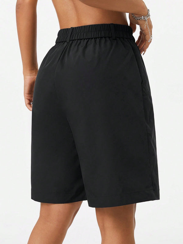 Coolane Shorts estilo callejero para mujer con ajuste holgado, longitud de la rodilla, tachuelas y tonos neutros