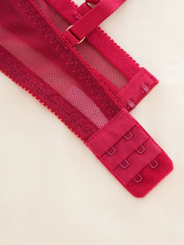 Conjunto de ropa interior sexy para mujer en color burdeos, sosten con push-up y cuello en v profundo con encaje y con aros, junto con las Tangas