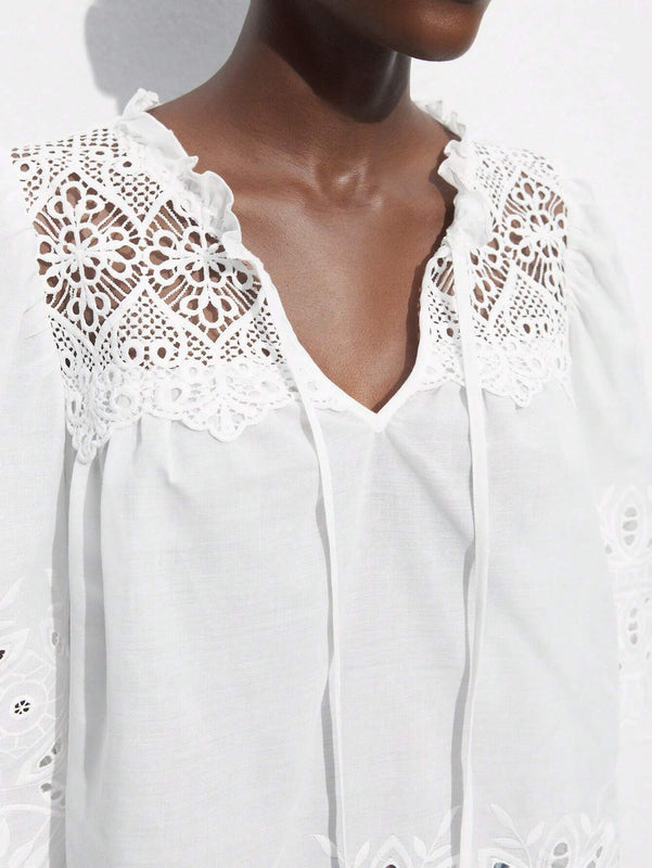 Blusa de cuello en V blanca casual con bordado calado para mujer, verano