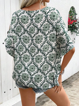 Camiseta para mujer con mangas murcielago y cuello en V con mandala verde y botones decorativos