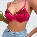 Sujetador de mujer con aplicaciones florales y decoracion de hueco