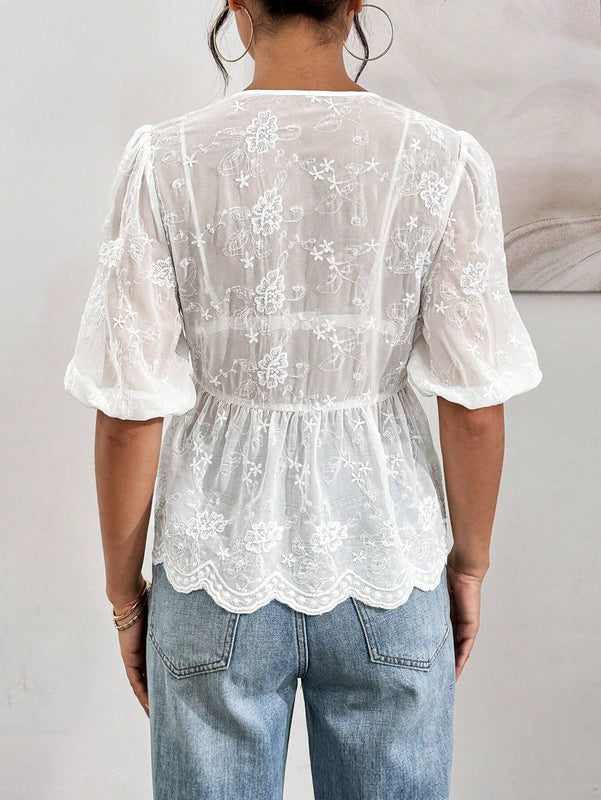 Essnce Blusa veraniega blanca bordada con dee de nudo en el frente y ribete de volante con dees transparentes