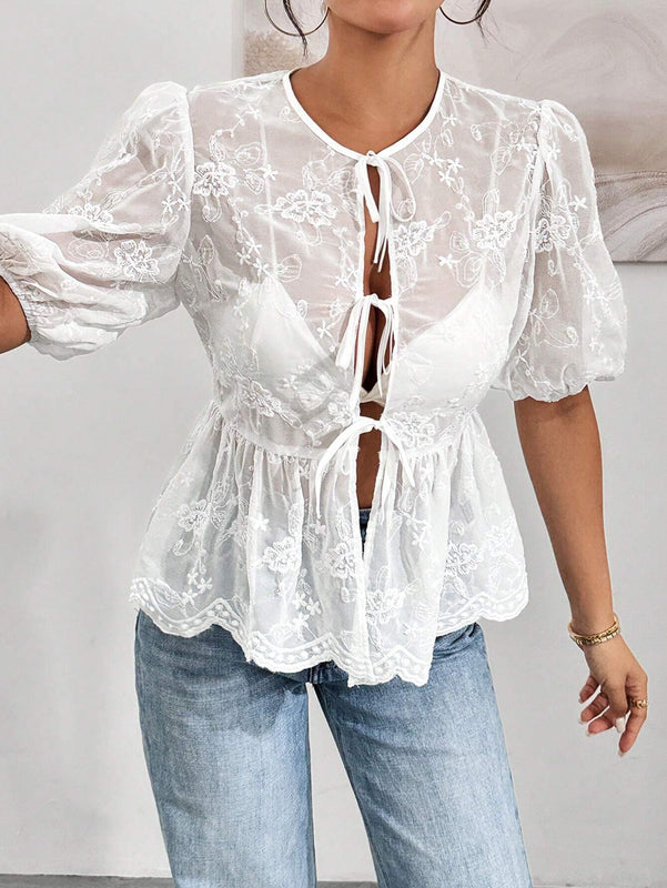 Essnce Blusa veraniega blanca bordada con dee de nudo en el frente y ribete de volante con dees transparentes