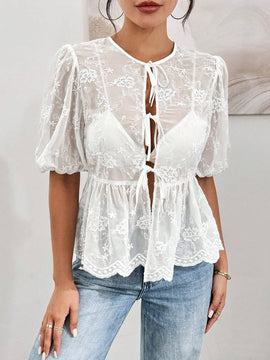 Essnce Blusa veraniega blanca bordada con dee de nudo en el frente y ribete de volante con dees transparentes