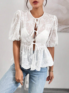 Essnce Blusa veraniega blanca bordada con dee de nudo en el frente y ribete de volante con dees transparentes