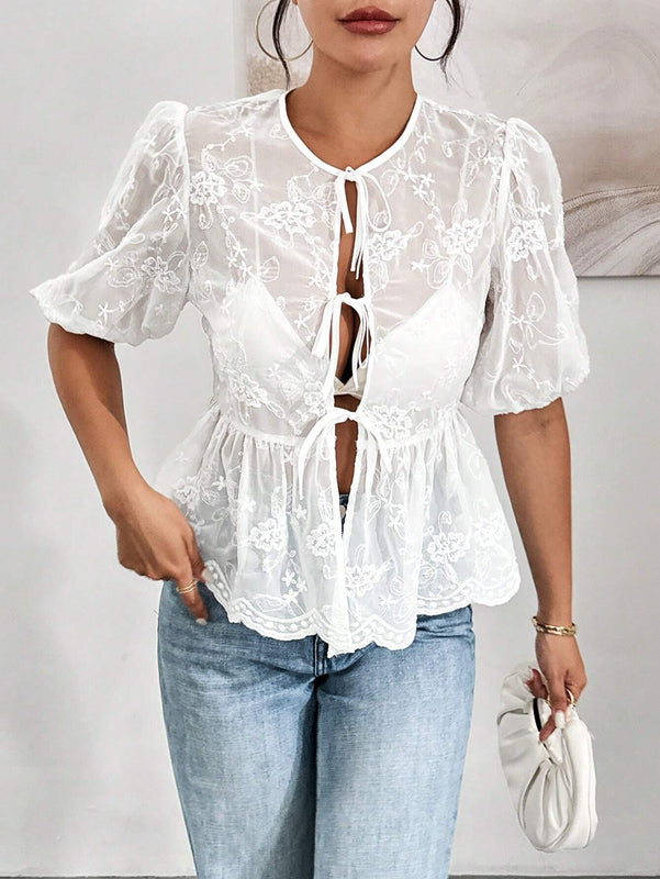 Essnce Blusa veraniega blanca bordada con dee de nudo en el frente y ribete de volante con dees transparentes