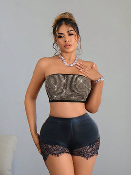 SXY Ropa casual de verano. Shorts de ajuste ajustado para mujeres con estiramiento de punto, adorno de strass y empalme de encaje y PU en unicolor.