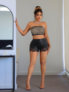 SXY Ropa casual de verano. Shorts de ajuste ajustado para mujeres con estiramiento de punto, adorno de strass y empalme de encaje y PU en unicolor.