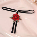 Ropa interior sexy roja de mujer con decoracion floral y tiras finas con espalda en forma de T