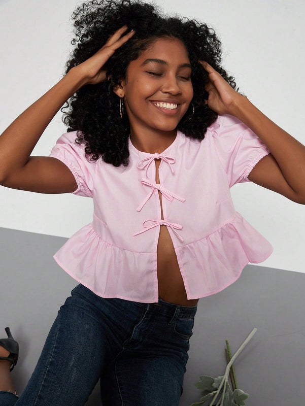 Top corto de estilo simple de verano para mujer con correa de lazo, mangas de burbuja, dobladillo con volantes y peplum