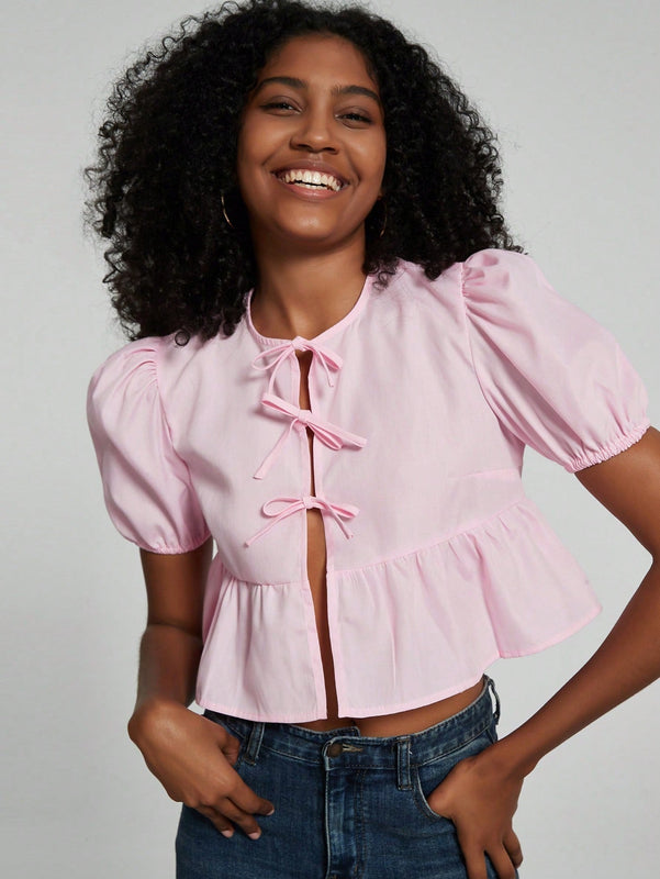 Top corto de estilo simple de verano para mujer con correa de lazo, mangas de burbuja, dobladillo con volantes y peplum