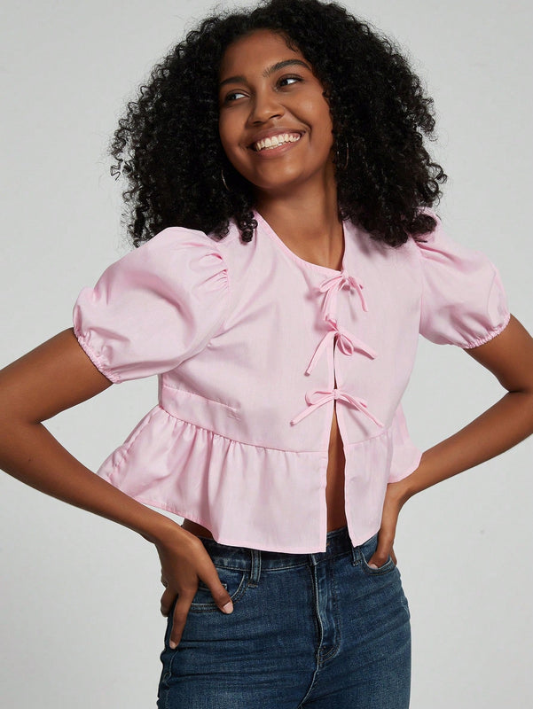 Top corto de estilo simple de verano para mujer con correa de lazo, mangas de burbuja, dobladillo con volantes y peplum