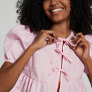 Top corto de estilo simple de verano para mujer con correa de lazo, mangas de burbuja, dobladillo con volantes y peplum
