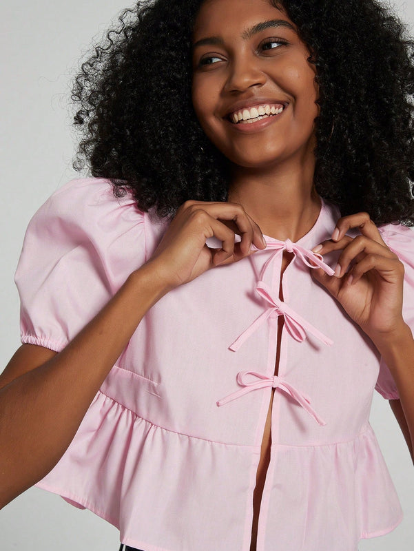 Top corto de estilo simple de verano para mujer con correa de lazo, mangas de burbuja, dobladillo con volantes y peplum