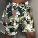 Slayr Pantalones cortos de camuflaje de cuarto de flores estampadas para mujer, casuales de verano para callejear