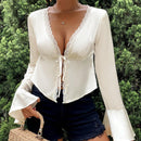 Camisa de manga larga de seda tejida de unicolor para mujer, con diseno regular de frente abierto y manga acampanada con ribete de volantes, tejido de imitacion de seda, estilo dinero antiguo, ideal para vacaciones