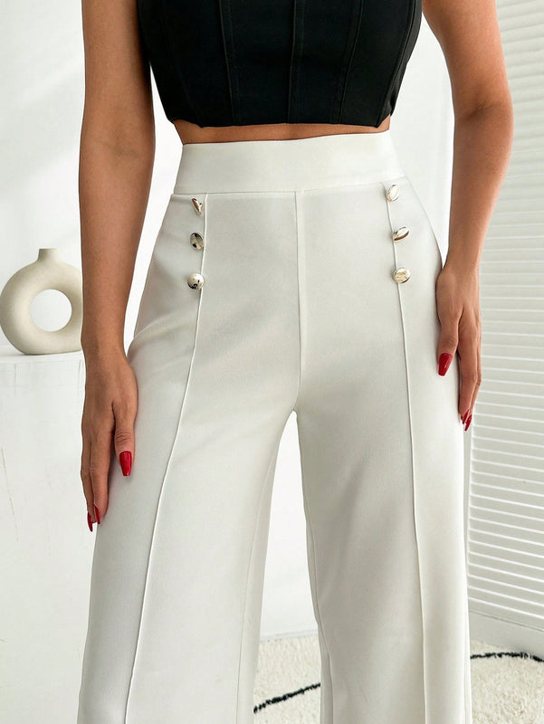 Pantalon palazzo de pierna ancha blanco con detalle de boton