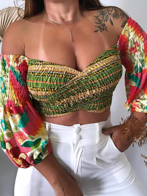Top corto fuera del hombro con mangas de lampara y diseno de flores, perfecto para vacaciones de moda femenina