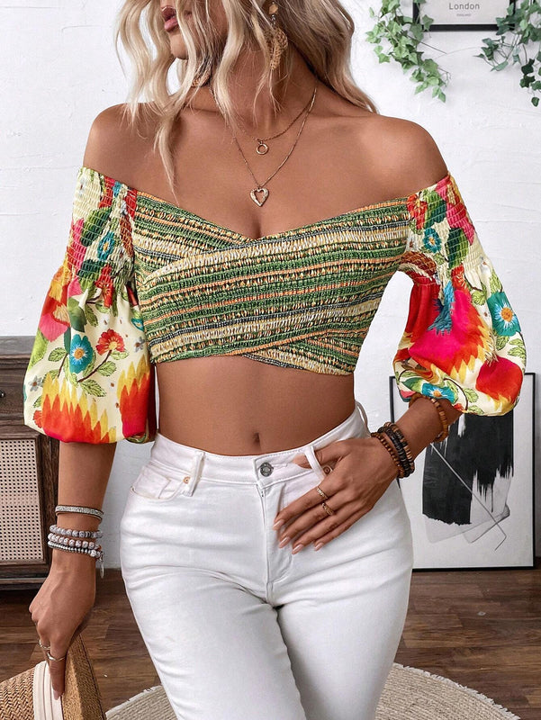 Top corto fuera del hombro con mangas de lampara y diseno de flores, perfecto para vacaciones de moda femenina