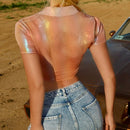 Camisa de manga corta de moda con disenos laser transparentes y ajuste cenido