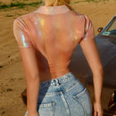 Camisa de manga corta de moda con disenos laser transparentes y ajuste cenido