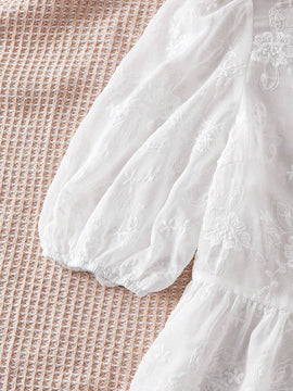 Essnce Blusa veraniega blanca bordada con dee de nudo en el frente y ribete de volante con dees transparentes