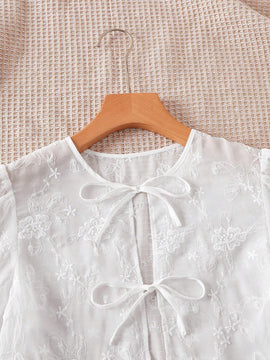 Essnce Blusa veraniega blanca bordada con dee de nudo en el frente y ribete de volante con dees transparentes