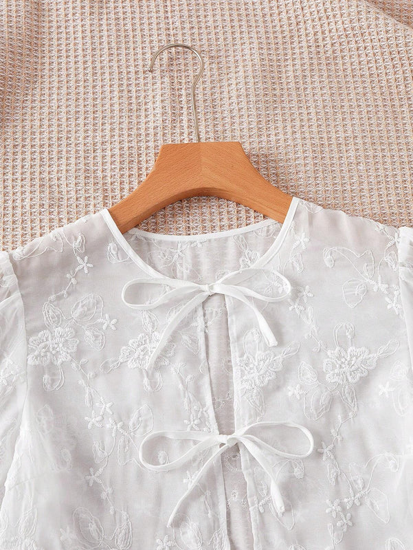 Essnce Blusa veraniega blanca bordada con dee de nudo en el frente y ribete de volante con dees transparentes