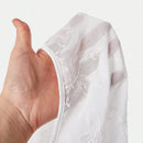 Essnce Blusa veraniega blanca bordada con dee de nudo en el frente y ribete de volante con dees transparentes