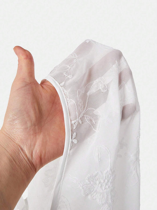 Essnce Blusa veraniega blanca bordada con dee de nudo en el frente y ribete de volante con dees transparentes