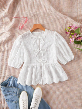 Essnce Blusa veraniega blanca bordada con dee de nudo en el frente y ribete de volante con dees transparentes
