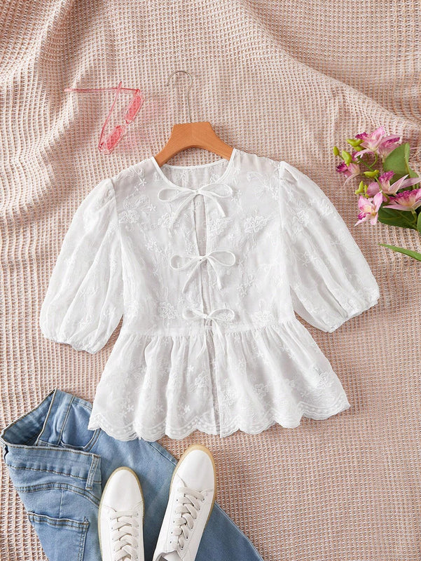 Essnce Blusa veraniega blanca bordada con dee de nudo en el frente y ribete de volante con dees transparentes