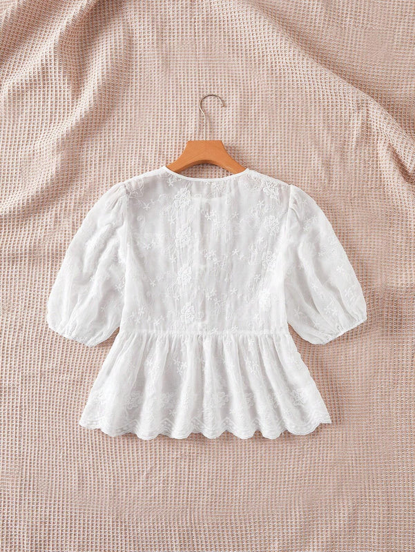 Essnce Blusa veraniega blanca bordada con dee de nudo en el frente y ribete de volante con dees transparentes