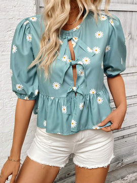 Camisa casual de verano con estampado de margaritas, mangas con volumen y encaje, con cordones y diseno calado