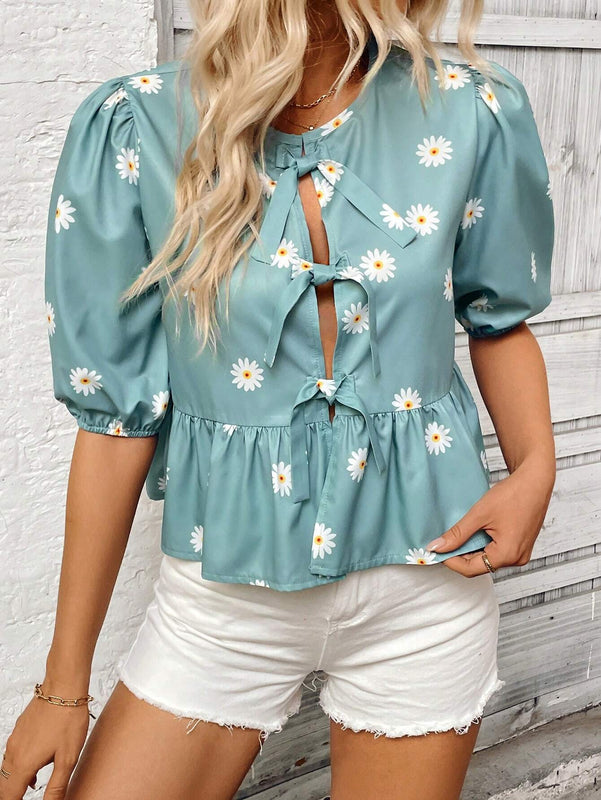 Camisa casual de verano con estampado de margaritas, mangas con volumen y encaje, con cordones y diseno calado