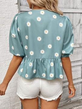 Camisa casual de verano con estampado de margaritas, mangas con volumen y encaje, con cordones y diseno calado