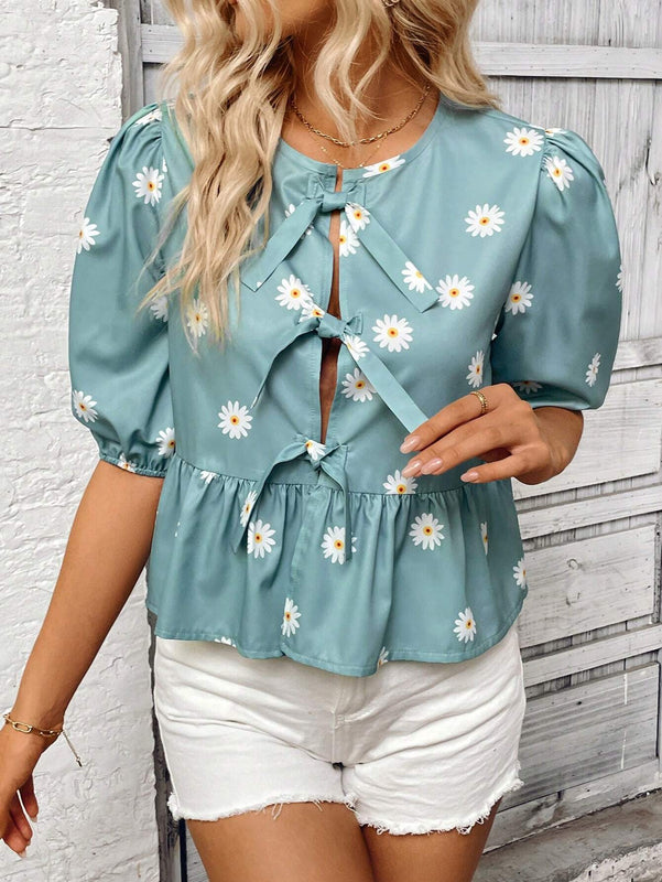 Camisa casual de verano con estampado de margaritas, mangas con volumen y encaje, con cordones y diseno calado