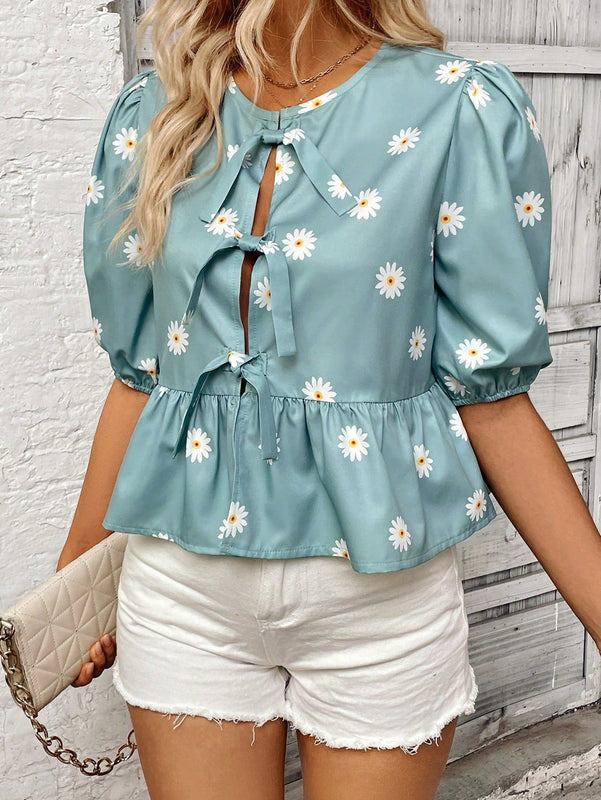 Camisa casual de verano con estampado de margaritas, mangas con volumen y encaje, con cordones y diseno calado