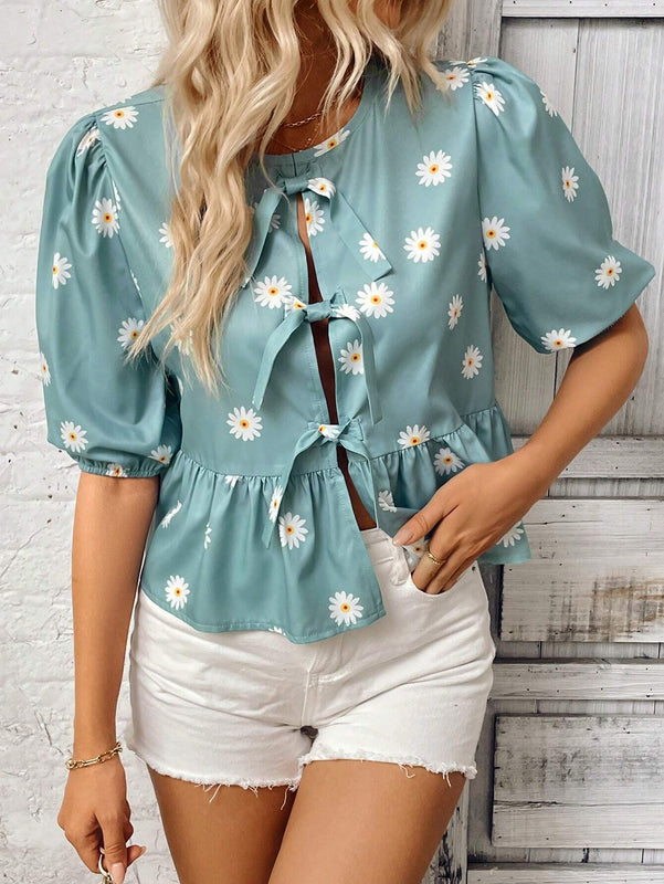 Camisa casual de verano con estampado de margaritas, mangas con volumen y encaje, con cordones y diseno calado