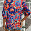 Blusa estampada al azar con escote en V y mangas de cinco puntas