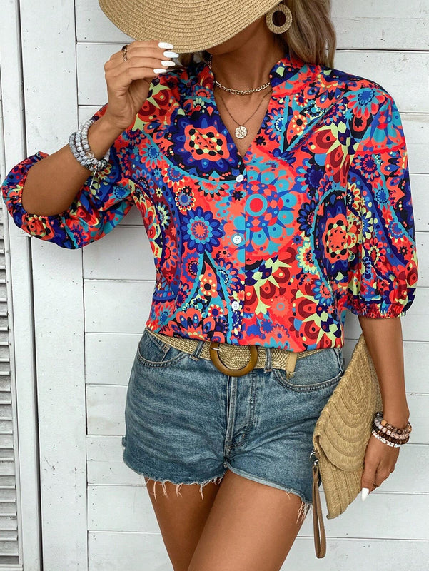 Blusa estampada al azar con escote en V y mangas de cinco puntas