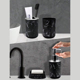 Juego de 5 piezas de accesorios de baño de mármol negro - Soporte de cepillo de dientes de plástico, dispensador de jabón, recipiente de jabón, tazas con bandeja