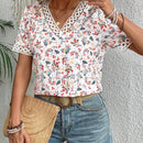 Camisa estampada de flores diminutas de manga corta y cuello en V para mujer en vacaciones de verano