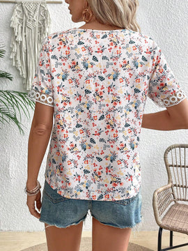 Camisa estampada de flores diminutas de manga corta y cuello en V para mujer en vacaciones de verano