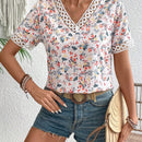 Camisa estampada de flores diminutas de manga corta y cuello en V para mujer en vacaciones de verano