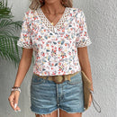 Camisa estampada de flores diminutas de manga corta y cuello en V para mujer en vacaciones de verano